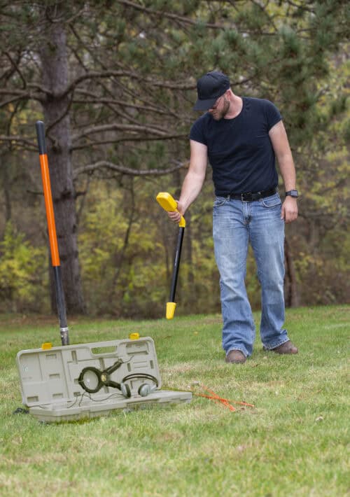 Contractor using Armada PRO900 Advanced Digital Wire, Valve & Cable Locator